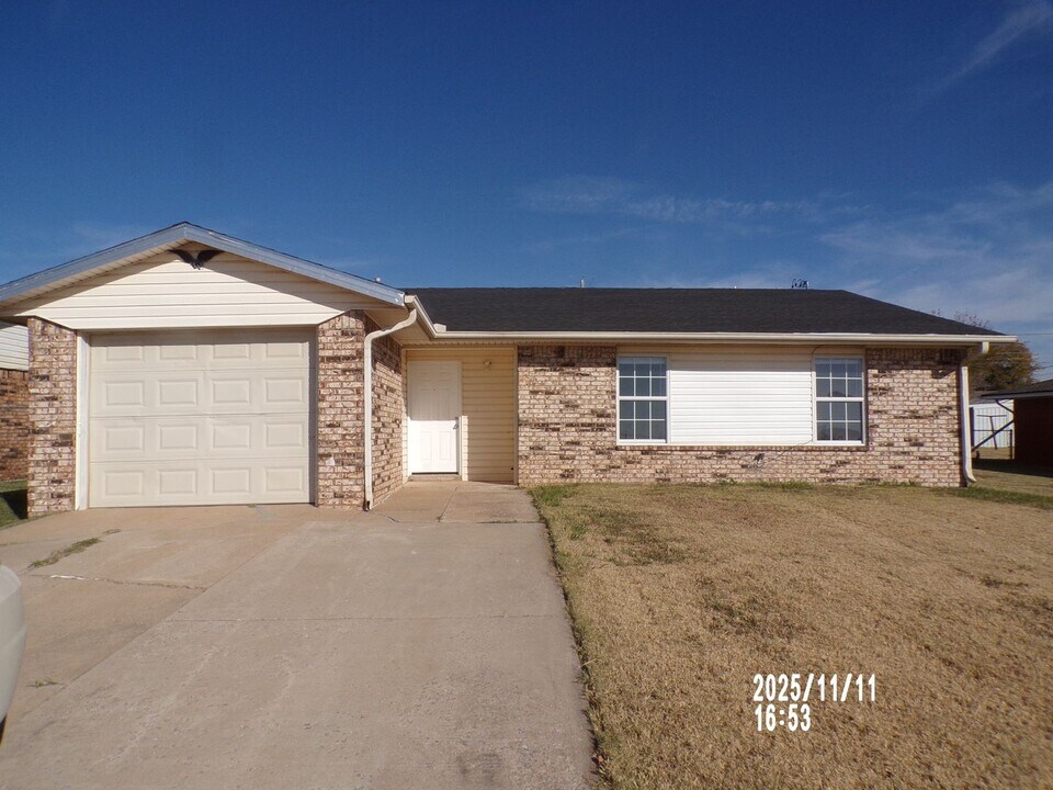 1213 SW Bishop Rd in Lawton, OK - Building Photo