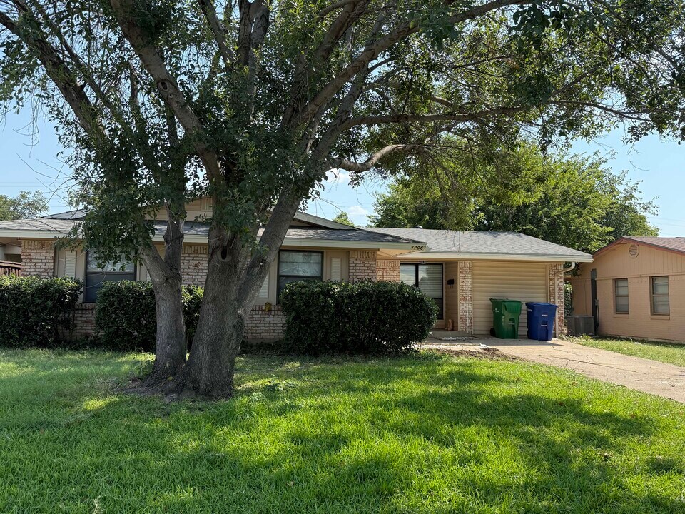 1706 Pleasant Run Rd in Carrollton, TX - Building Photo