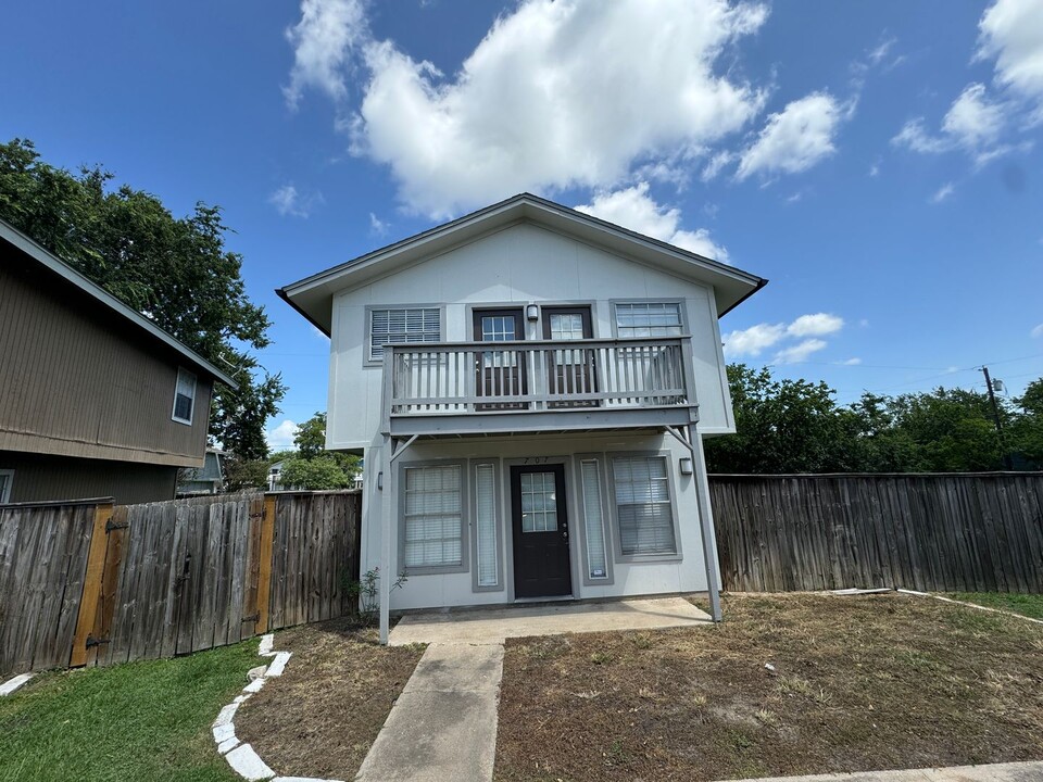 707 Chalet Ct in College Station, TX - Building Photo