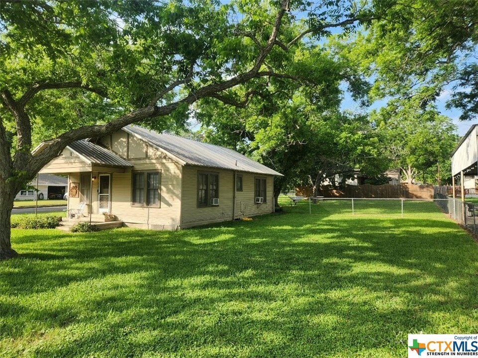 121 Ave G in Shiner, TX - Foto de edificio