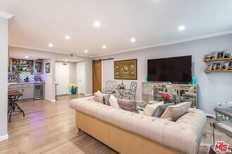 1221 Kings Rd in West Hollywood, CA - Building Photo - Building Photo