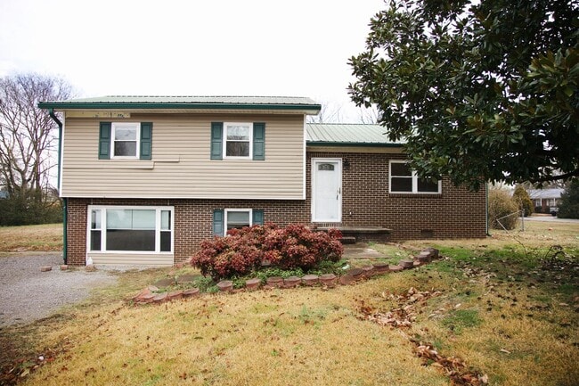 property at 2720 Lilac Dr NW