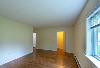 380 Sunderland Rd in Worcester, MA - Building Photo - Building Photo