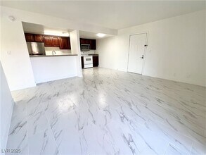 5161 River Glen Dr in Las Vegas, NV - Building Photo - Building Photo