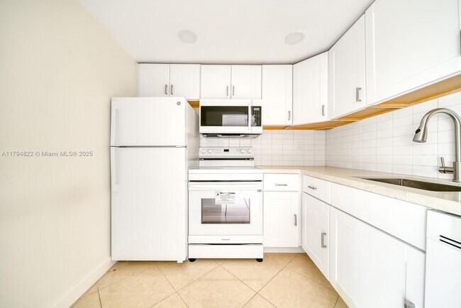 496 NW 165th St in Miami, FL - Building Photo - Building Photo