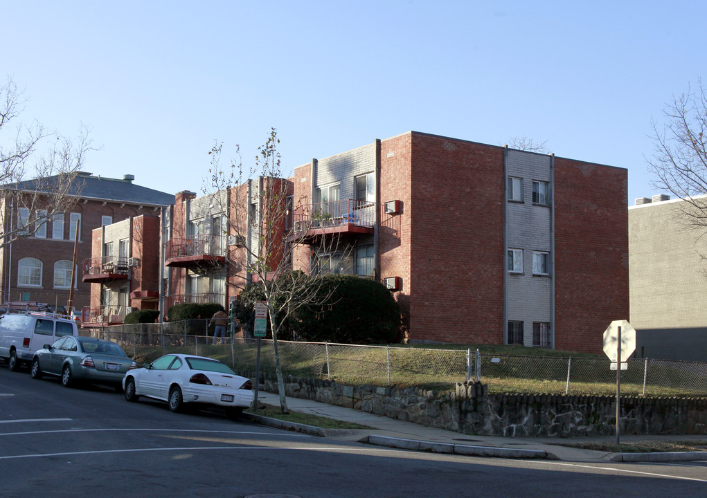 4040 8th St NW in Washington, DC - Building Photo