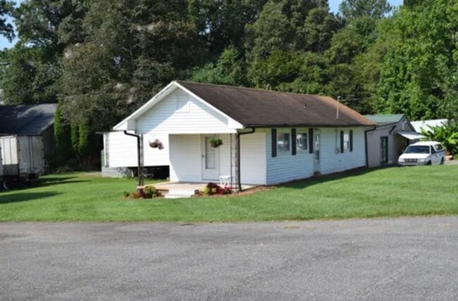1315 S Nc 16 Business Hwy in Newton, NC - Building Photo - Building Photo