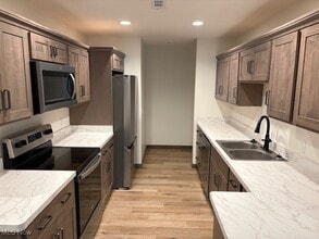 2717 Barnhill Rd SE in New Philadelphia, OH - Building Photo - Building Photo