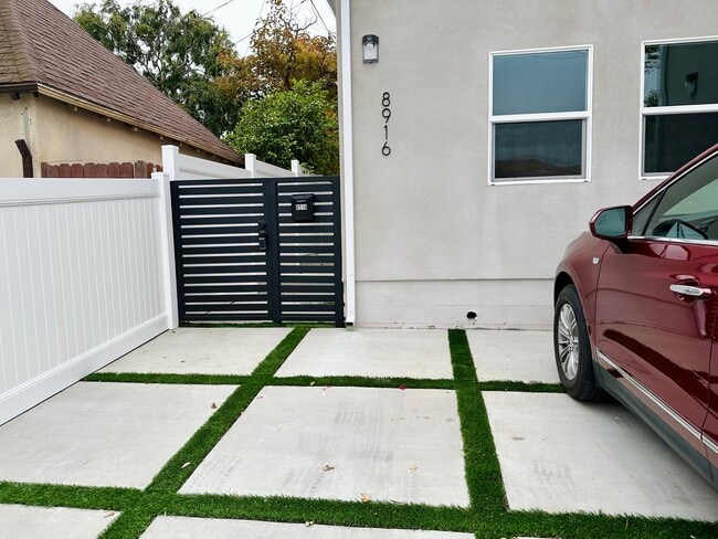 8916 Whitworth Dr in Los Angeles, CA - Building Photo - Building Photo