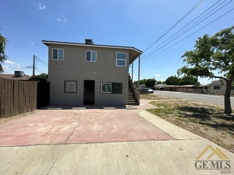 830 30th St in Bakersfield, CA - Building Photo