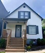 1511 Greenleaf St in Evanston, IL - Building Photo