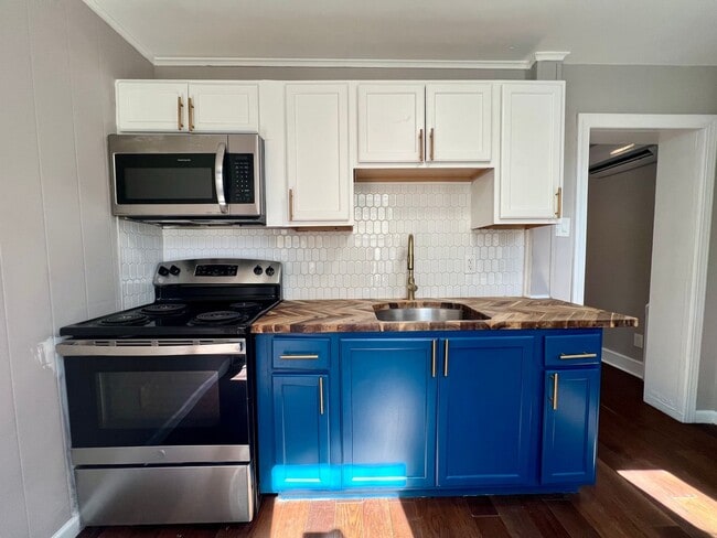 property at 2022 W Toronto St