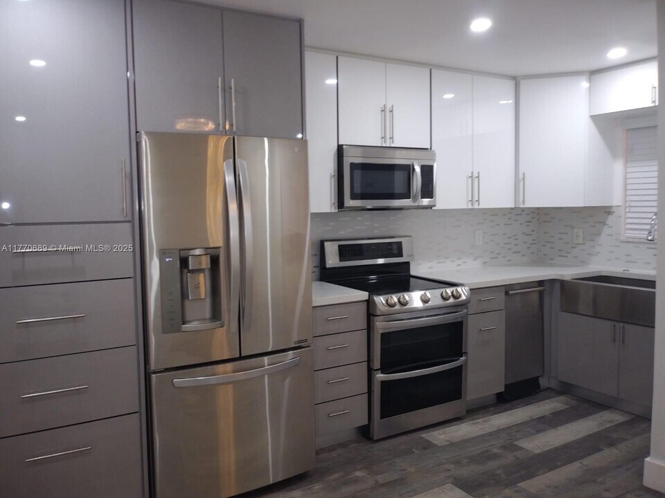 7505 SW 82nd St in Miami, FL - Building Photo