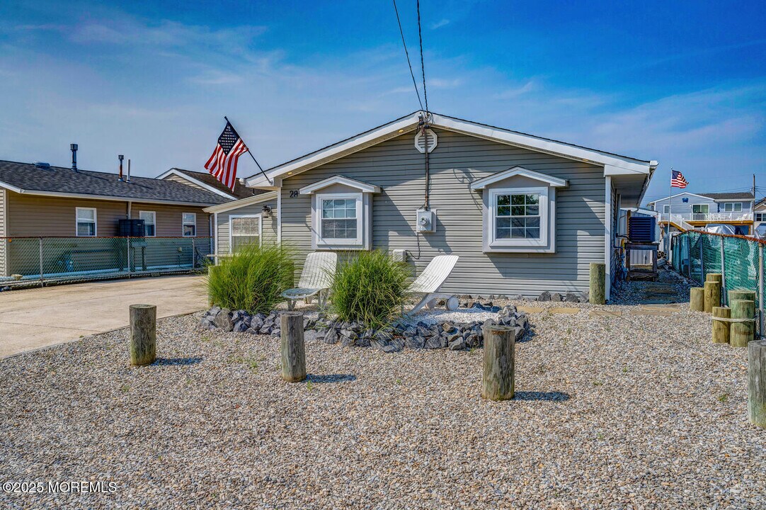 28 S Los Angeles Dr in Little Egg Harbor Township, NJ - Building Photo