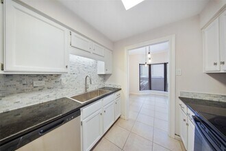 661 Bering Dr in Houston, TX - Building Photo - Building Photo