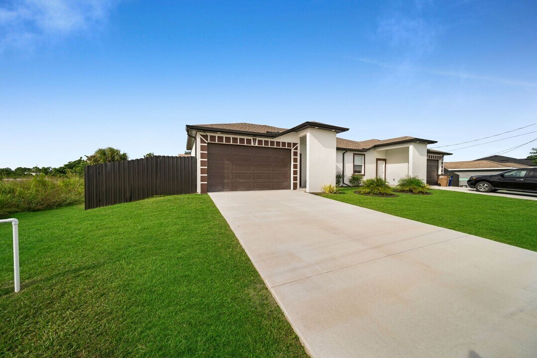 125 Pennfield St in Lehigh Acres, FL - Building Photo