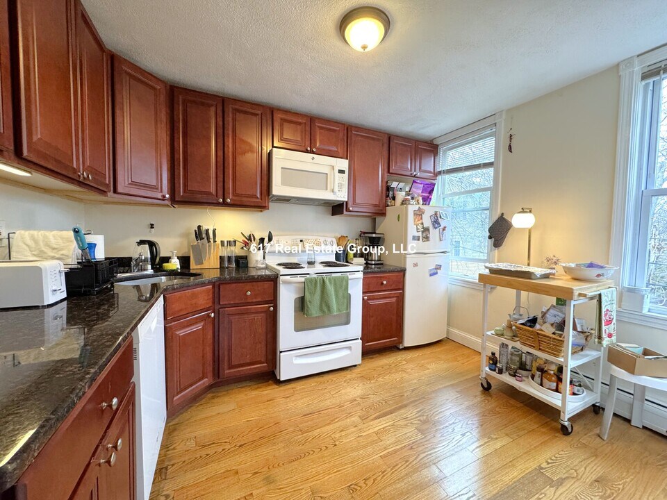 10 Leverett St, Unit 2 in Brookline, MA - Building Photo