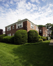 Mayflower Apartments in Ridgewood, NJ - Foto de edificio - Building Photo