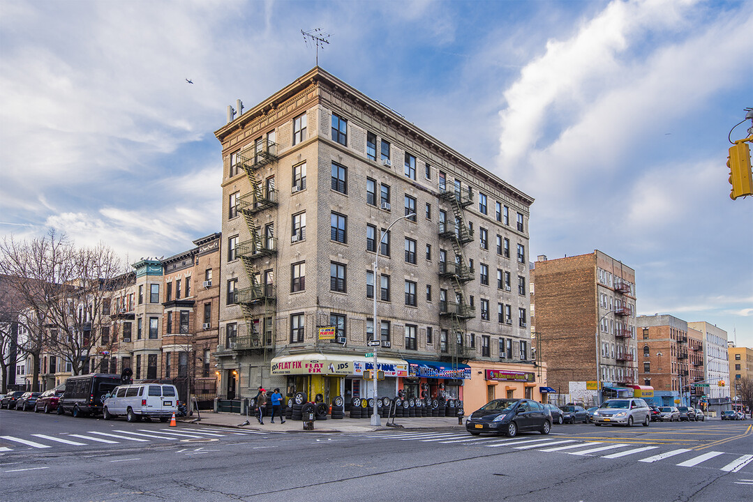 2284 Amsterdam Ave in New York, NY - Building Photo