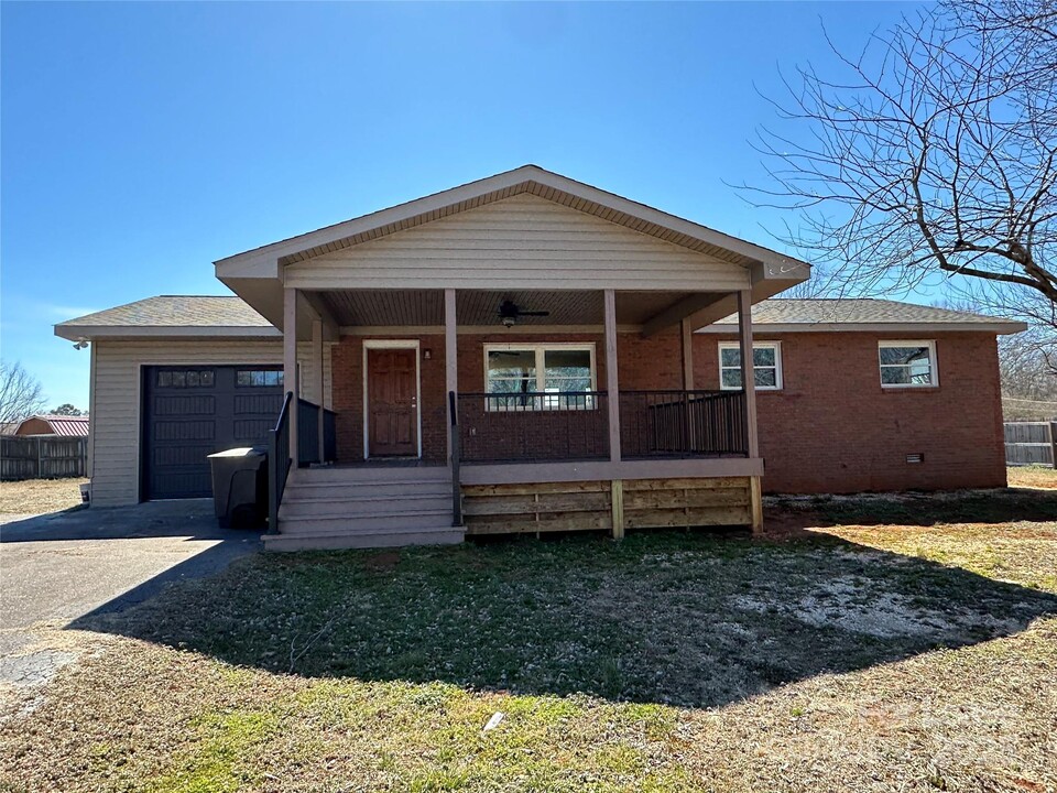 2818 Randolph Rd in Statesville, NC - Building Photo