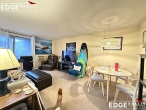 140 Kenrick St, Unit 27 in Boston, MA - Foto de edificio - Building Photo