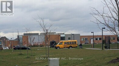 720 Whitlock Ave in Milton, ON - Building Photo - Building Photo