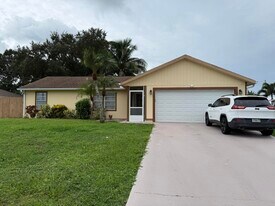 218 SW Amesbury Ave in Port St. Lucie, FL - Building Photo