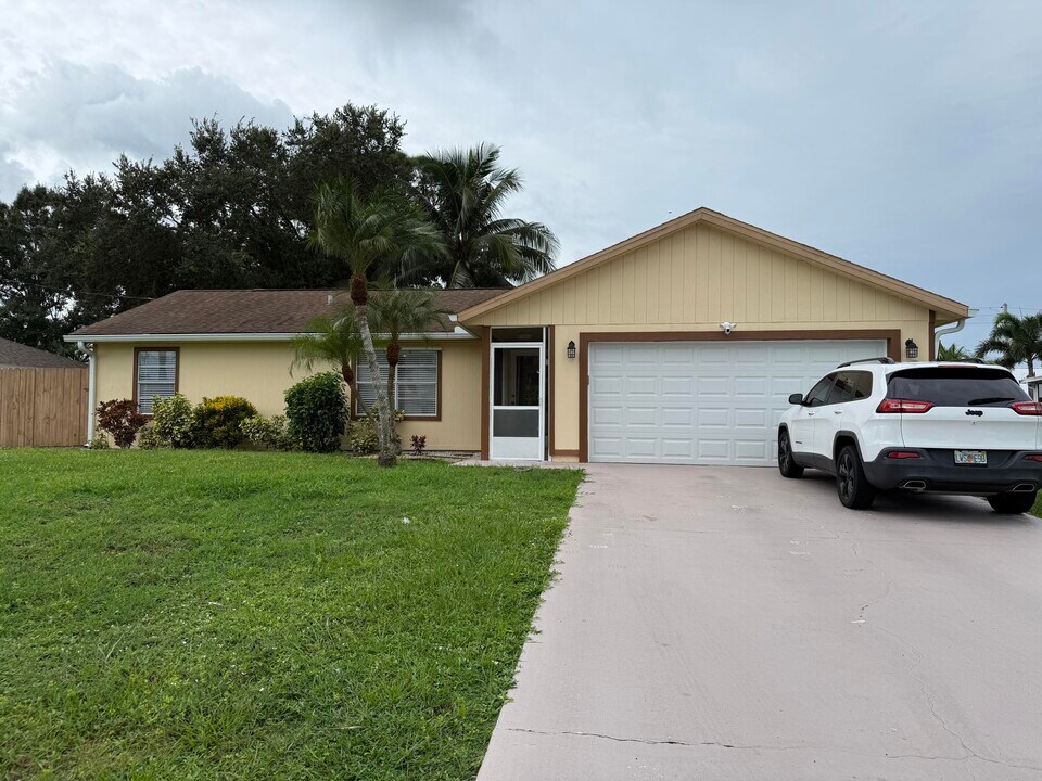 218 SW Amesbury Ave in Port St. Lucie, FL - Building Photo