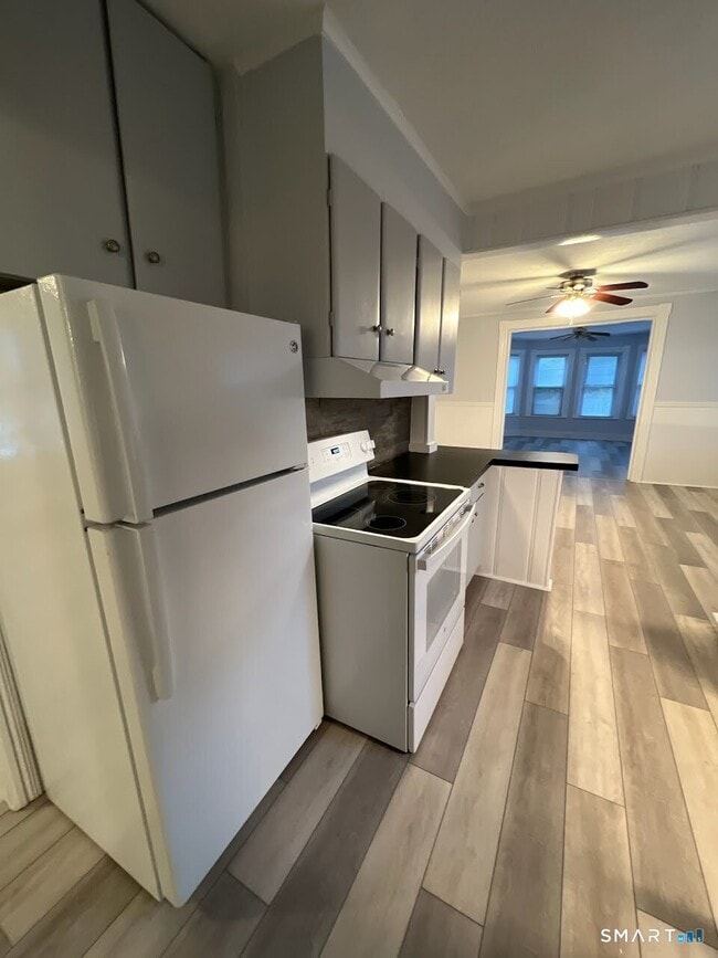 303 Newtown Ave in Norwalk, CT - Building Photo - Building Photo