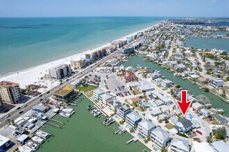 429 137th Ave Cir in Madeira Beach, FL - Building Photo - Building Photo