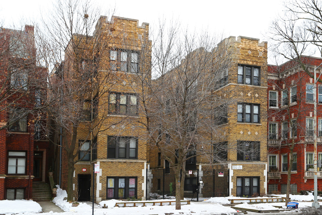 7725-7729 North Sheridan Road in Chicago, IL - Building Photo