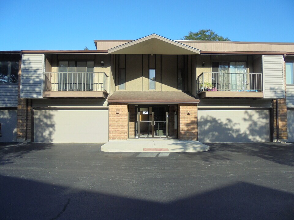 821 Oakton St in Elk Grove Village, IL - Building Photo