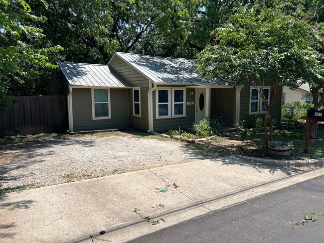 property at 905 S Alamo St