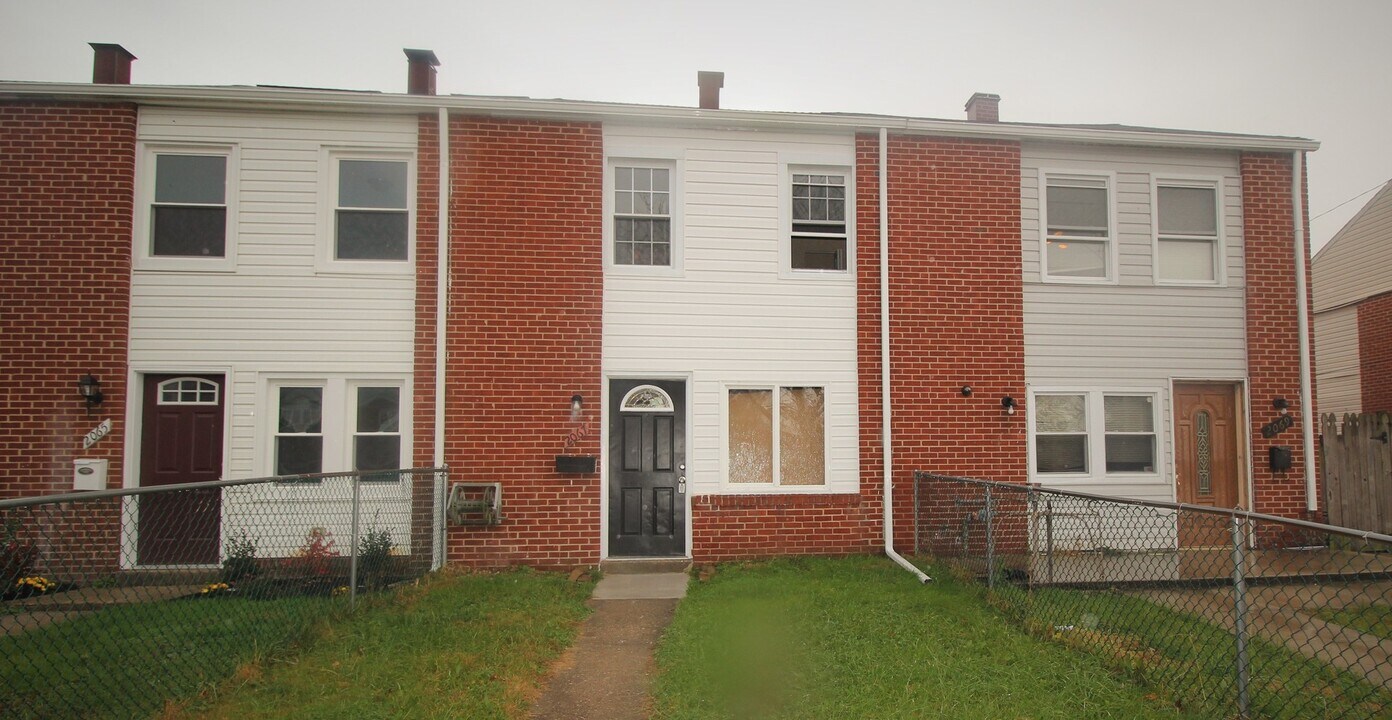 2067 Larkhall Rd in Dundalk, MD - Building Photo