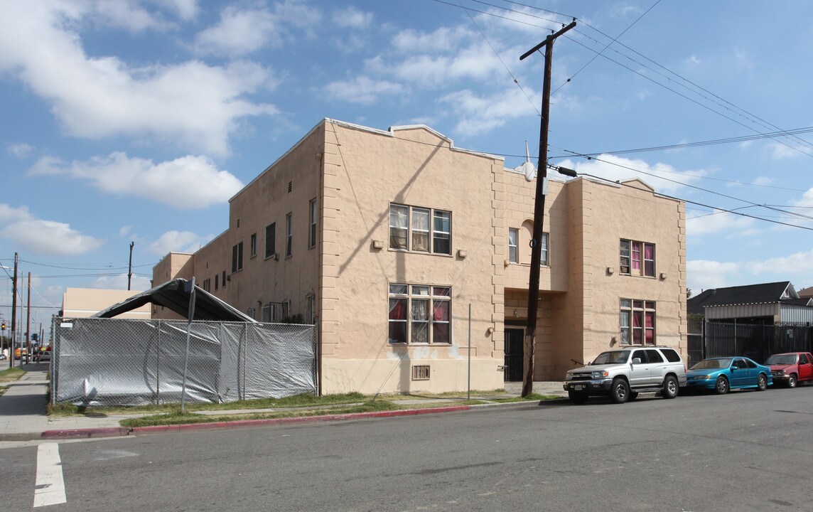 303 E 35th St in Los Angeles, CA - Building Photo