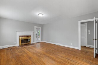 2221 Pinecroft Rd in Greensboro, NC - Building Photo - Building Photo