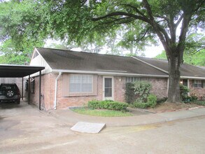 10122 Shadow Wood Dr in Houston, TX - Building Photo - Building Photo