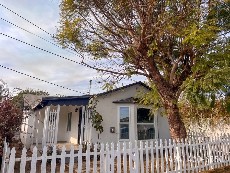 2105 E El Segundo Blvd in Compton, CA - Building Photo