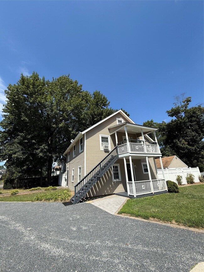 22 Locust Ave in Glen Head, NY - Building Photo - Building Photo