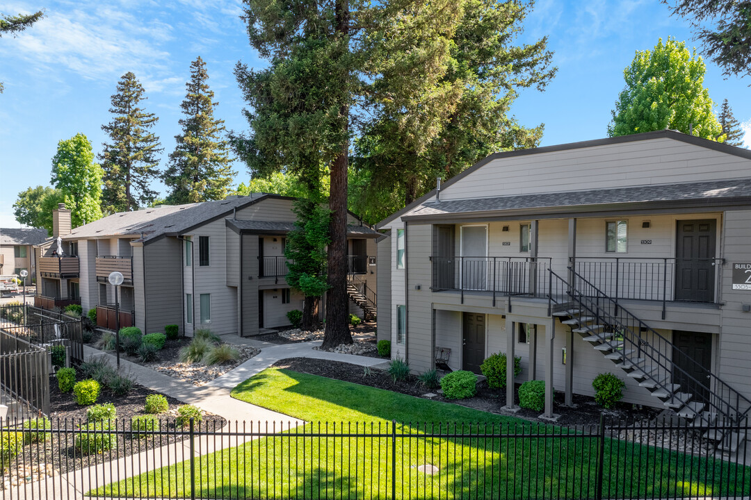 Brookside Crossing in Stockton, CA - Building Photo