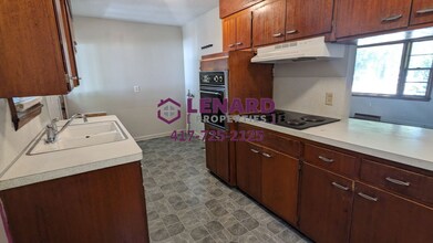 241 E Jefferson St in Marshfield, MO - Building Photo - Building Photo