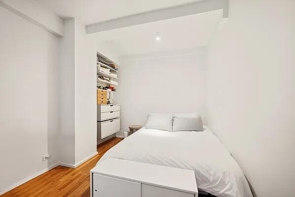 465 W 23 St