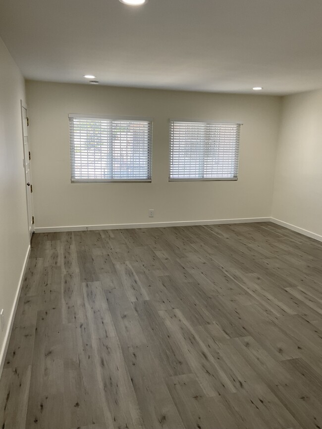 4940 Lennox Blvd, Unit B