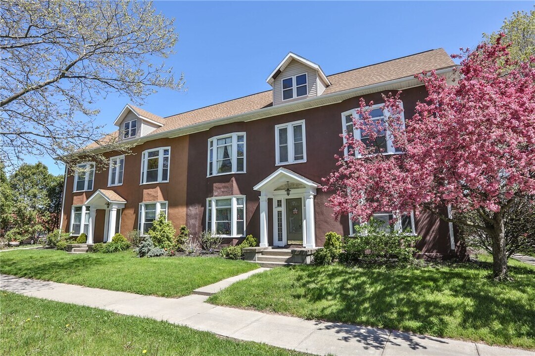 872 University Ave in Rochester, NY - Building Photo
