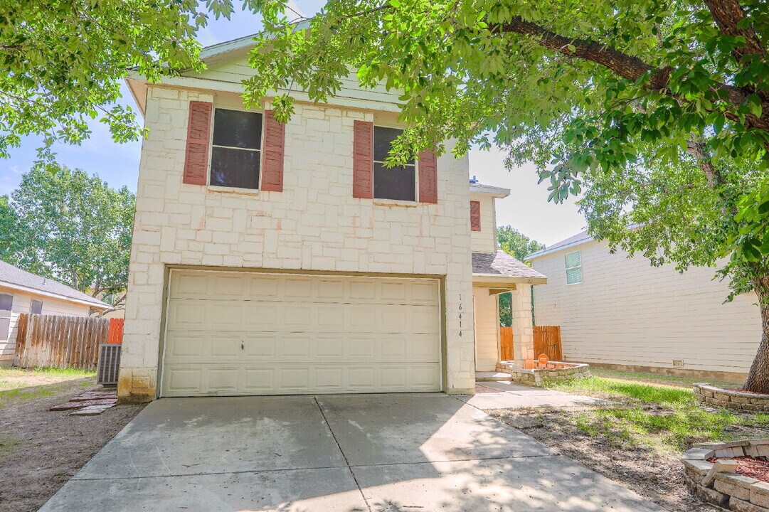 16414 Royal Horse in Selma, TX - Foto de edificio