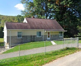302 South Dr in Valencia, PA - Building Photo - Building Photo