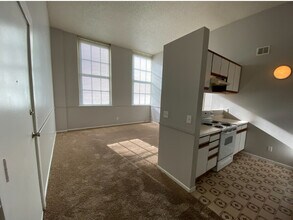 Mason School Apartment Homes in Omaha, NE - Foto de edificio - Building Photo