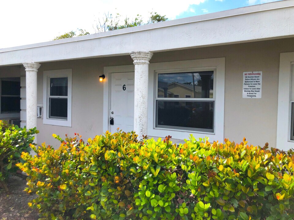 320 NE 13th Ave-Unit -6 in Boynton Beach, FL - Building Photo