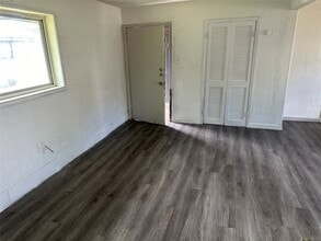 5405 Suez St, Unit 2 in Houston, TX - Foto de edificio - Building Photo