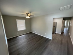 1904 11th St, Unit 1904 1/2 in Galena Park, TX - Foto de edificio - Building Photo